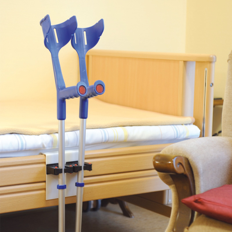 Gehstützenhalter Rebotec zur Fixierung am Pflegebett